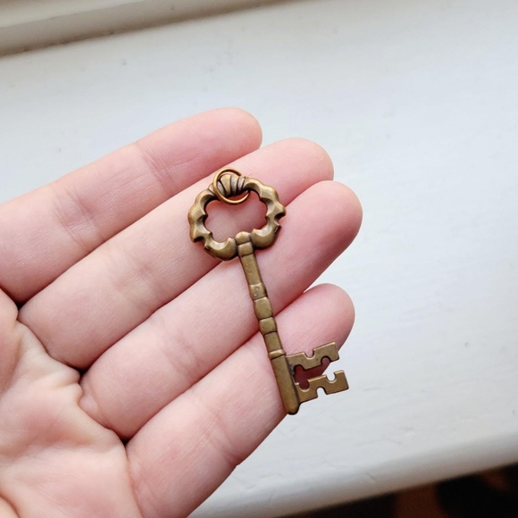 Vintage Bronze Skeleton Key Art Deco Style Pendant - Picture 1 of 8